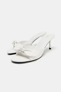 SANDALES À TALONS ET NŒUD EN CUIR