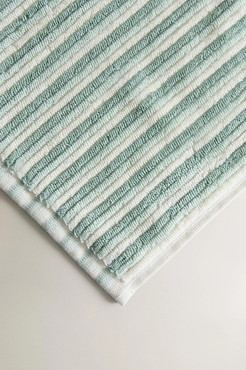 TEXTURED COLORED BATH TOWEL WITH STRIPES