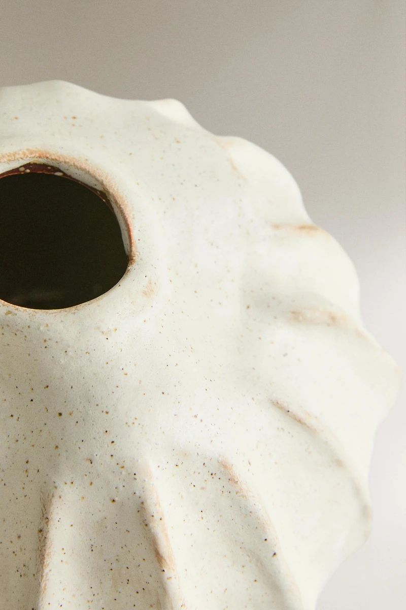 ROUND DECORATIVE CERAMIC VASE