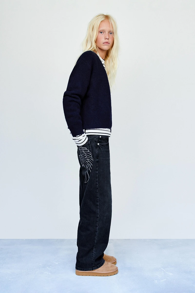 GILET EN MAILLE AVEC INSCRIPTION CONTRASTE