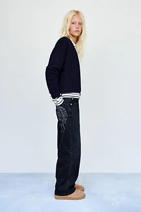 GILET EN MAILLE AVEC INSCRIPTION CONTRASTE