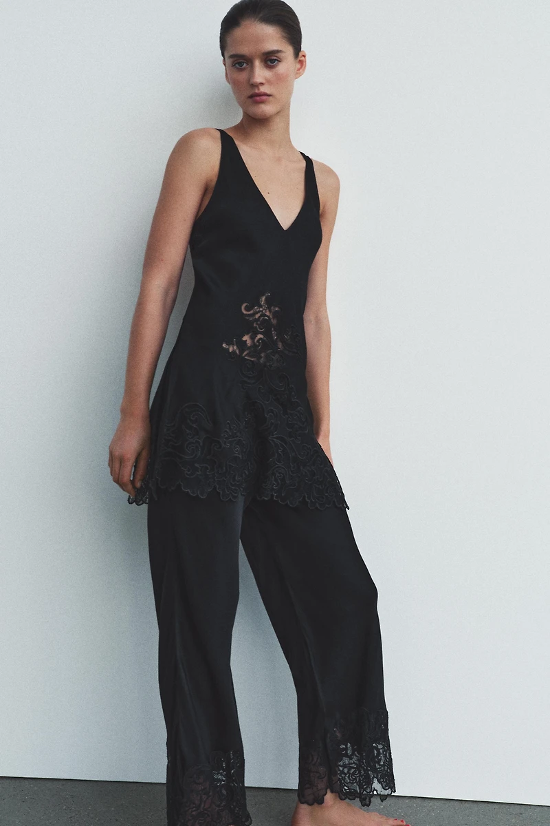 PANTALON EN VISCOSE 100% BRODÉ