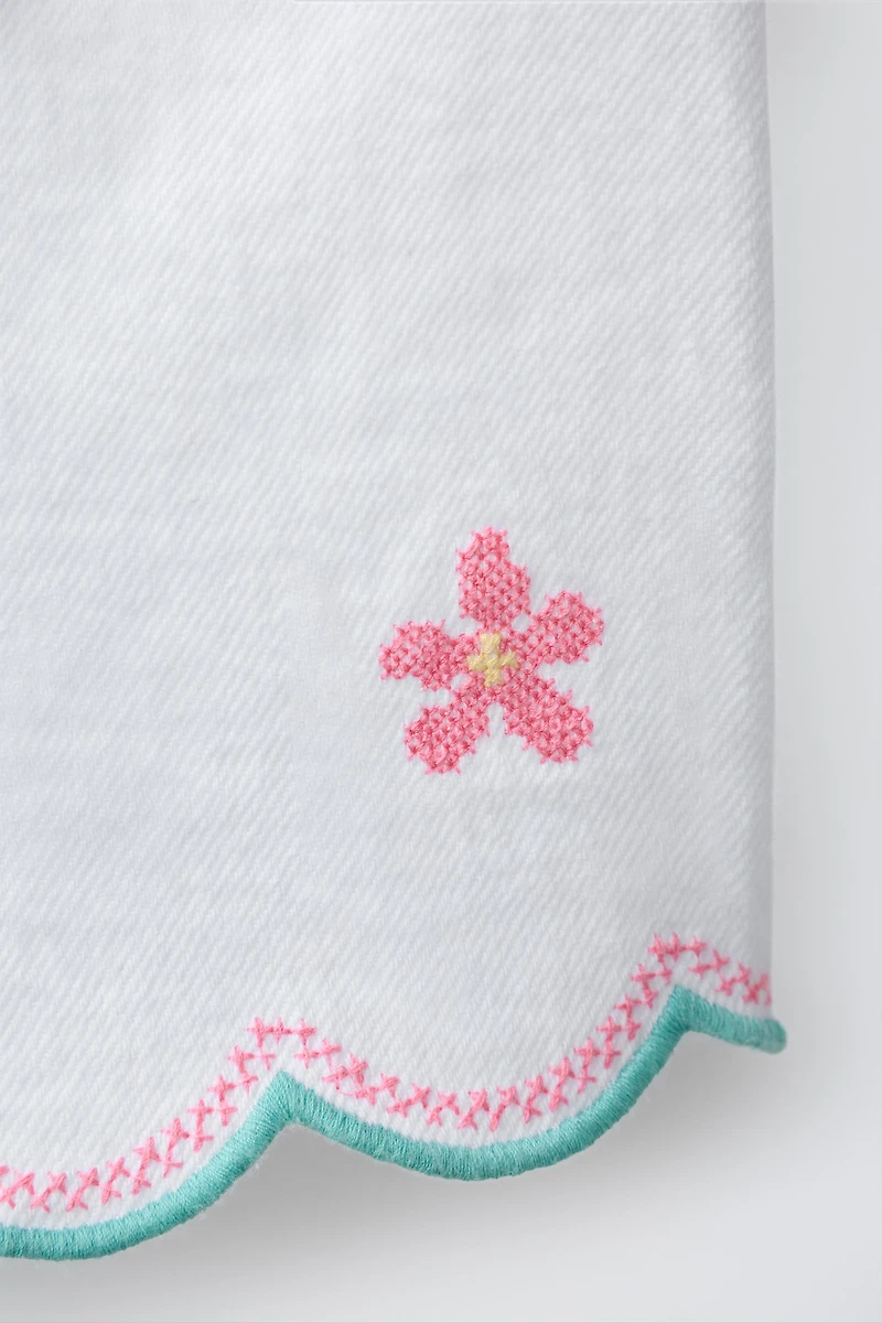 MOM FIT TWILL SHORTS WITH CROSS-STITCH FLOWERS