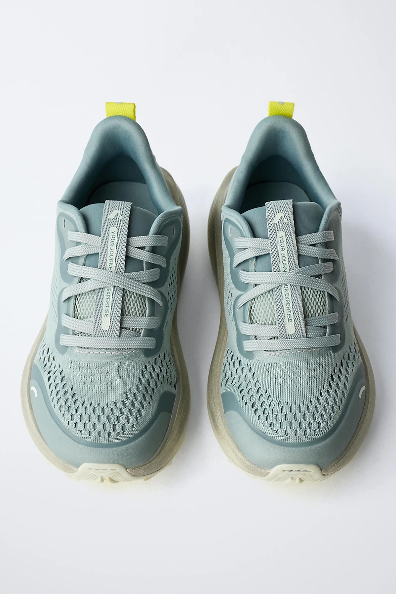 SPORTY SNEAKERS