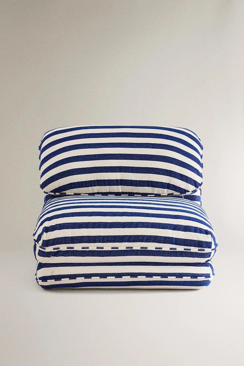 STRIPED FOLDING LOUNGE CHAIR