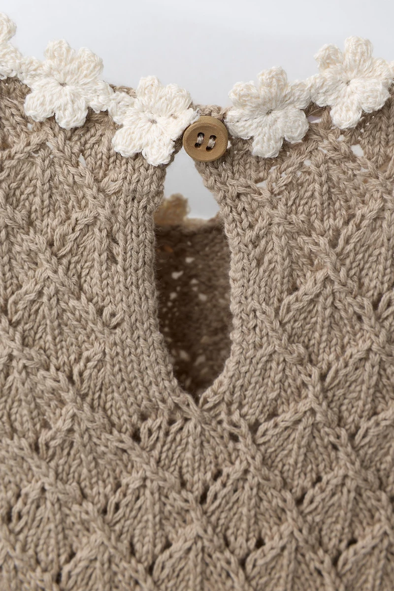 CROCHETED FLOWER KNIT TOP
