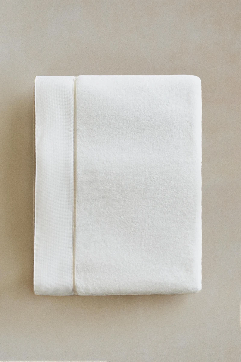 BATH TOWEL WITH PIQUÉ BAND