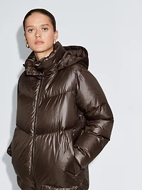 Water-repellent puffer jacket with detachable hood
