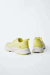 SPORTY SNEAKERS
