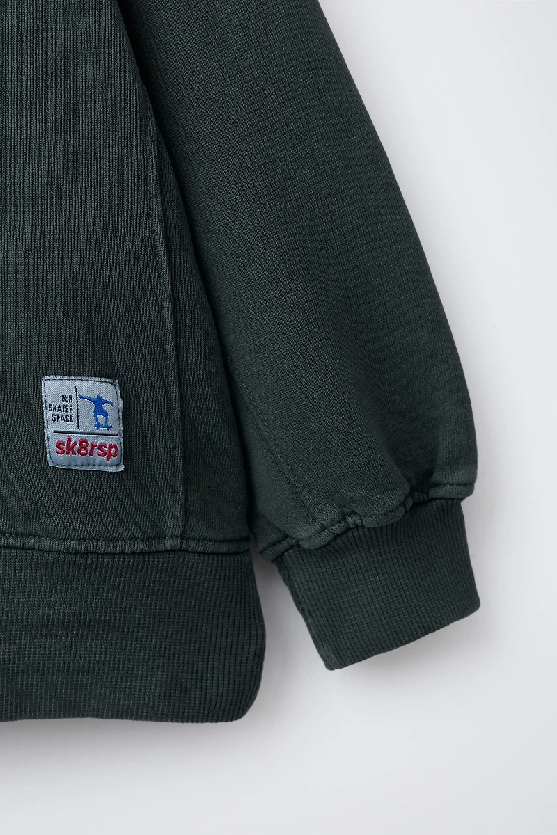 GARMENT DYE LABEL SWEATSHIRT