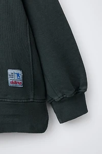 GARMENT DYE LABEL SWEATSHIRT