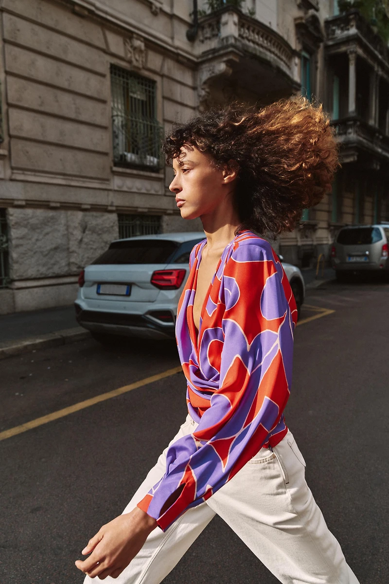 CHEMISE SATINÉE IMPRIMÉE AVEC ÉPAULETTES