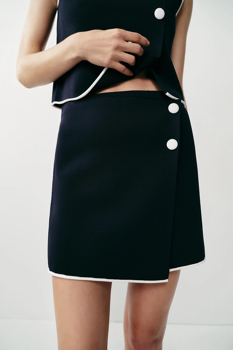 CONTRAST BUTTON KNIT MINI SKIRT