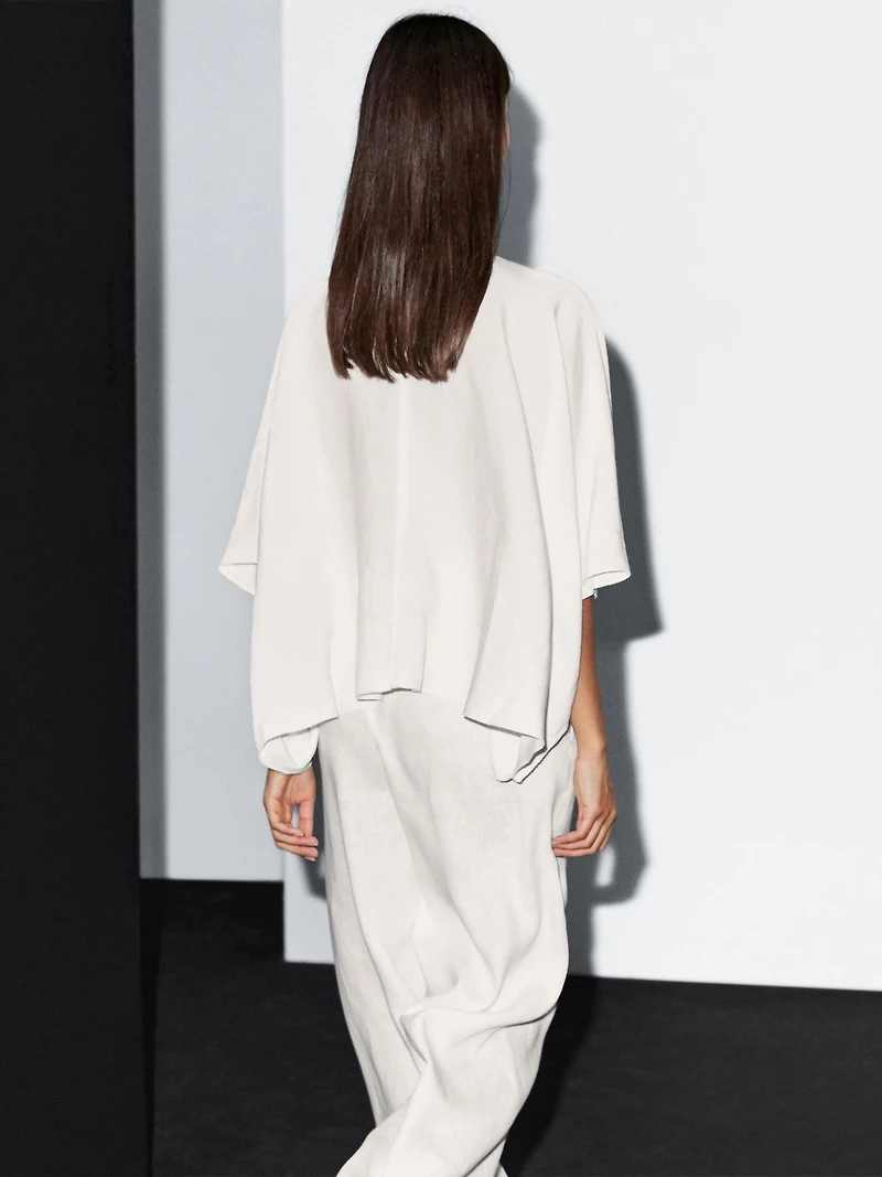 Short cape with seam details