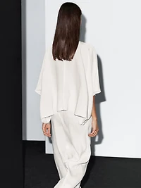 Short cape with seam details