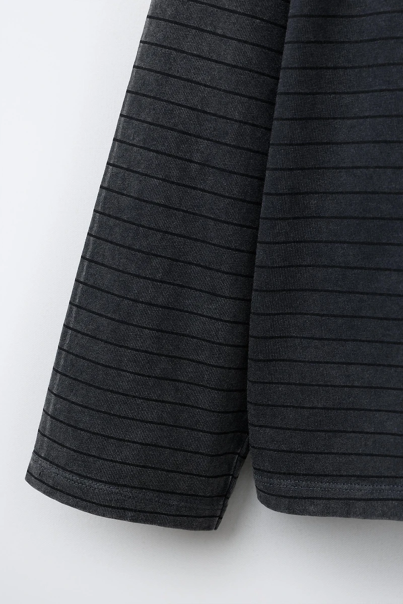 T-SHIRT EFFET DÉLAVÉ RAYURES ET INSCRIPTION