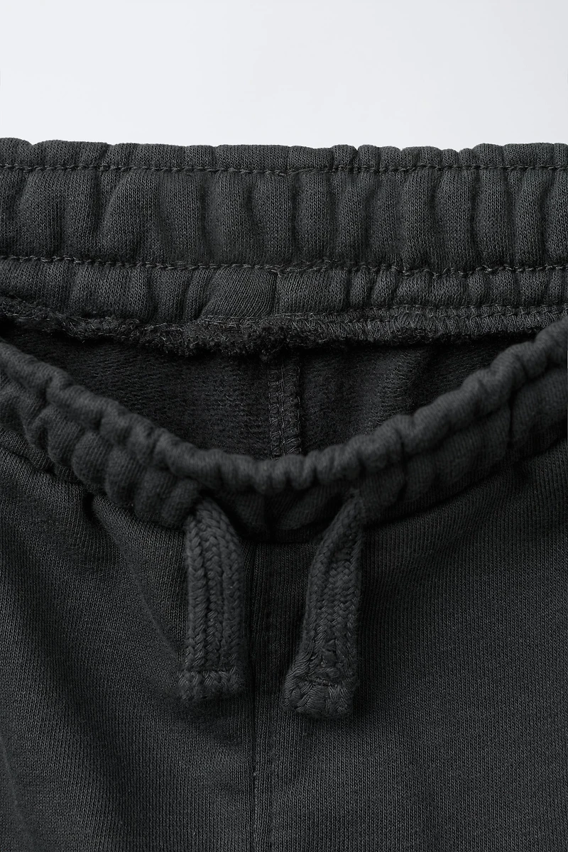 SHORT SLEEVE SWEATSHIRT AND JOGGER PANTS SET TEXT