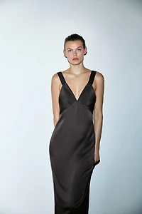 ROBE SATINÉE COUTURES CONTRASTANTES