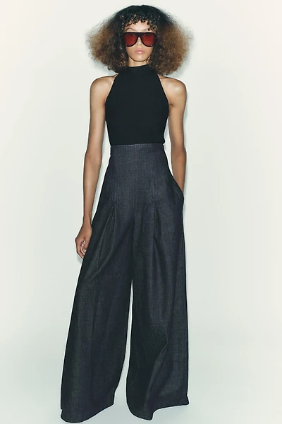 CREPE HALTER TOP