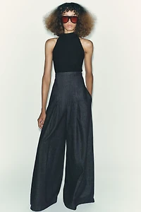 CREPE HALTER TOP