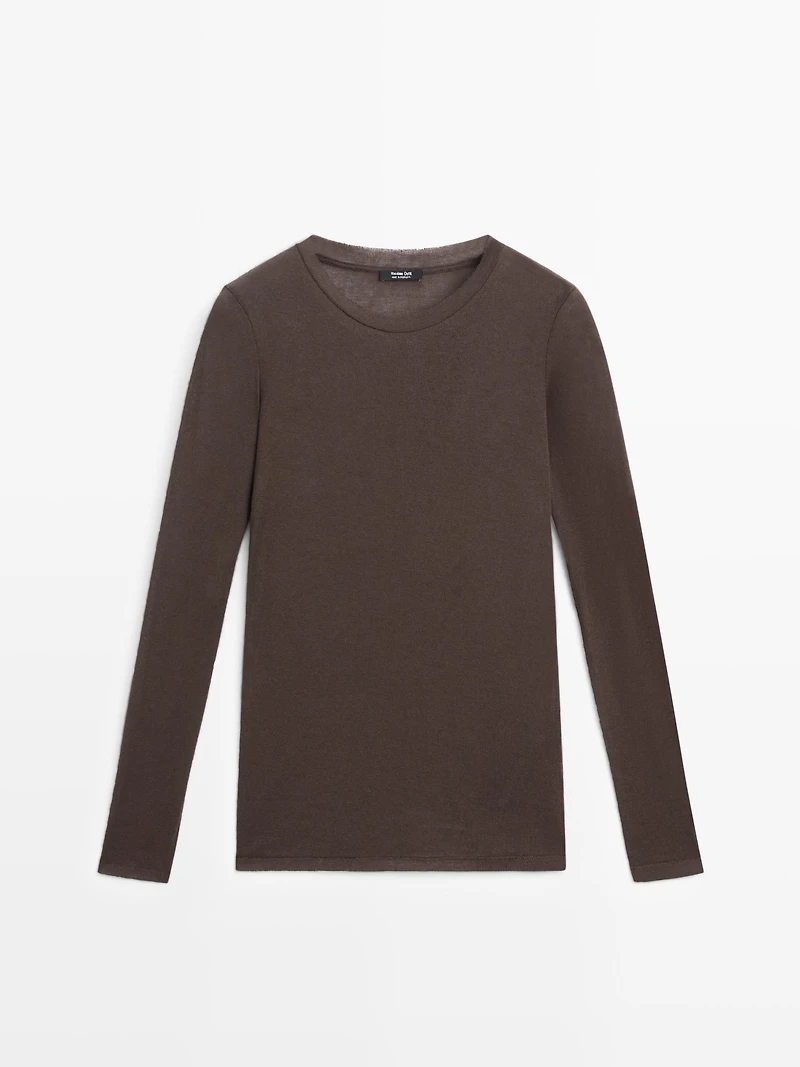 100% cotton T-shirt with neckline detail