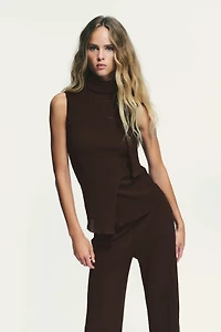 TEXTURED SCARF TOP