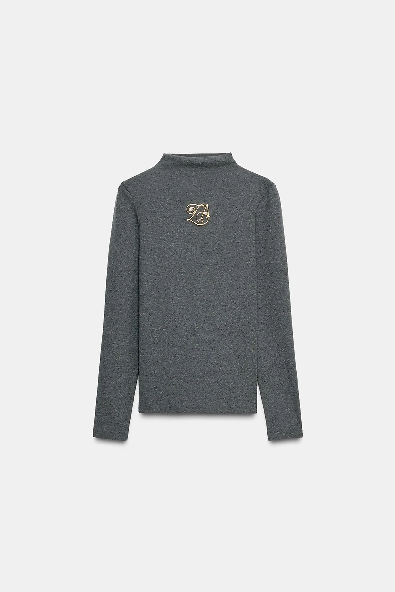 MOCK NECK BROOCH T-SHIRT