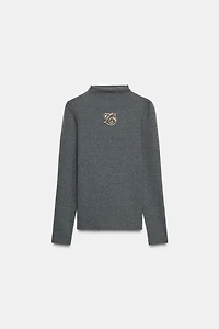 MOCK NECK BROOCH T-SHIRT