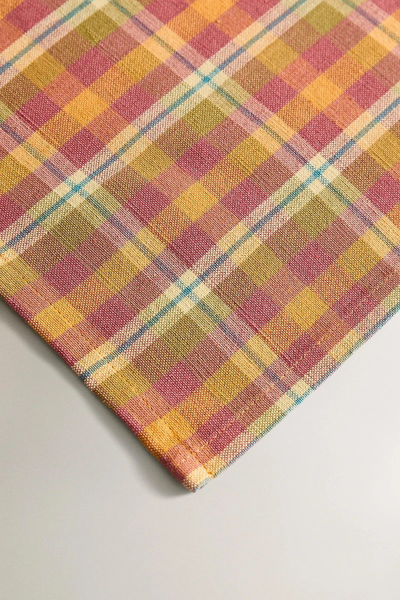 LOT DE 2 SERVIETTES DE TABLE À CARREAUX EN FIL TEINTÉ