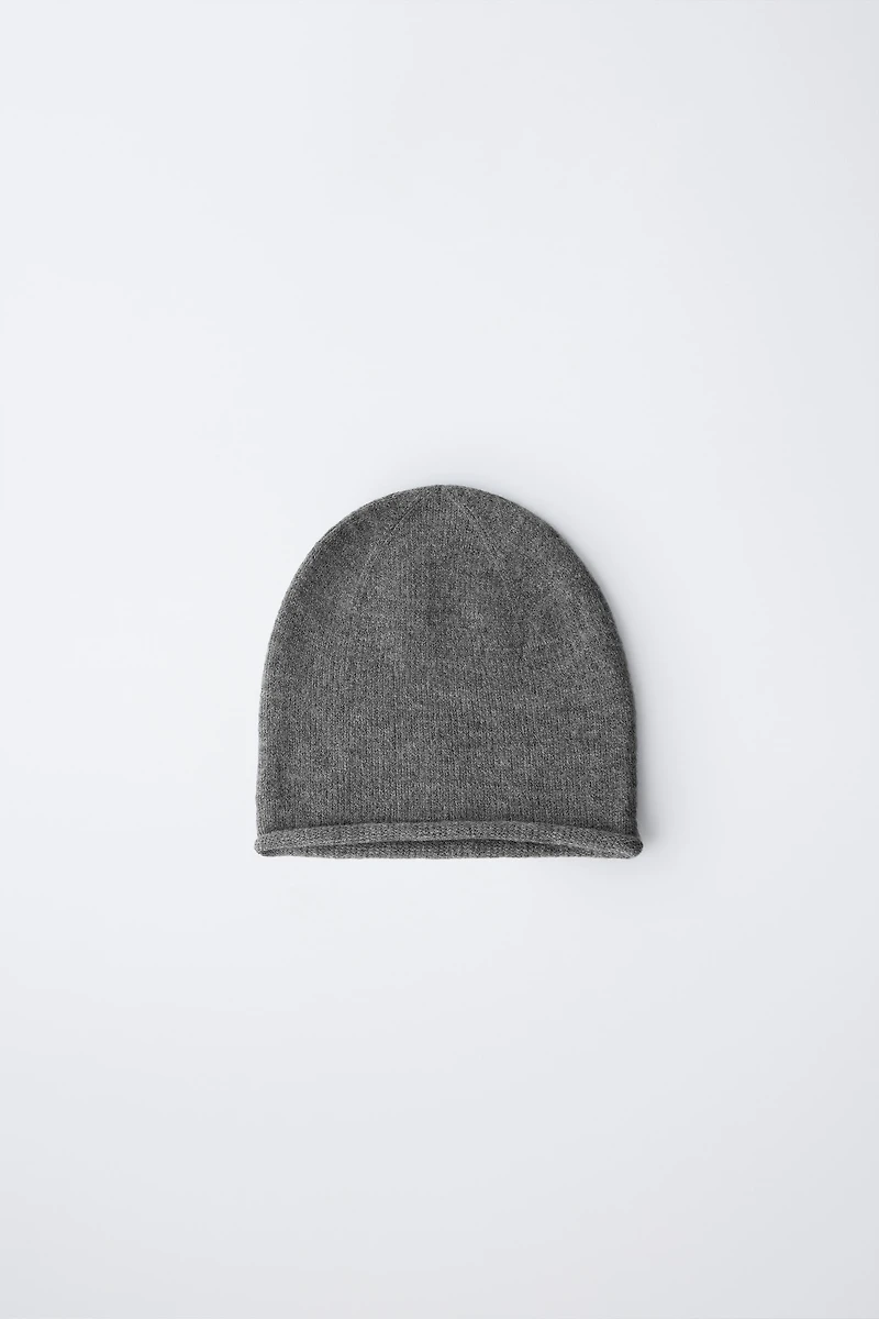 BONNET EN MAILLE AVEC LAINE