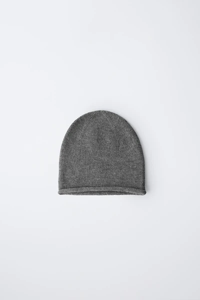 BONNET EN MAILLE AVEC LAINE