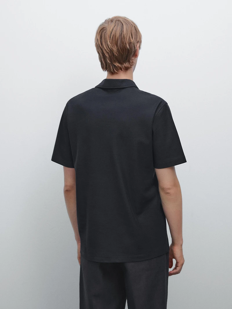 Polo texturé bouton dissimulé