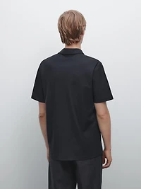 Polo texturé bouton dissimulé