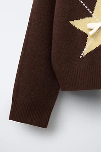 PULL EN MAILLE À LOSANGES ET NŒUDS