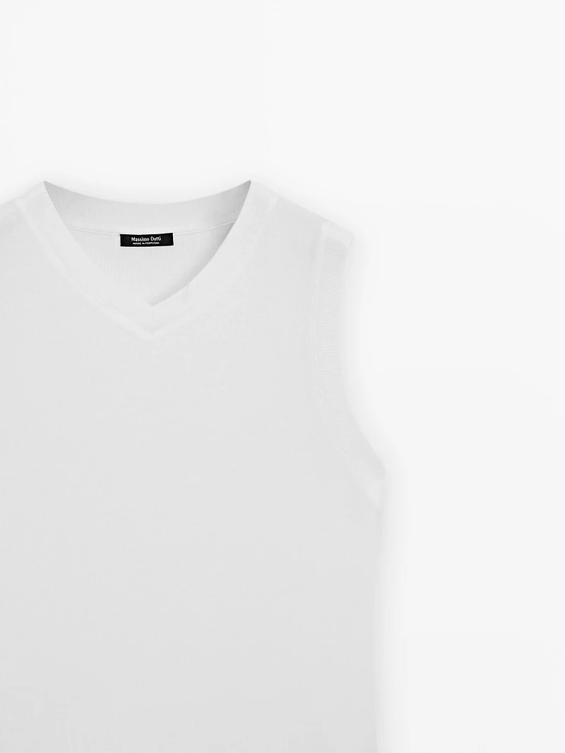 100% cotton V-neck T-shirt