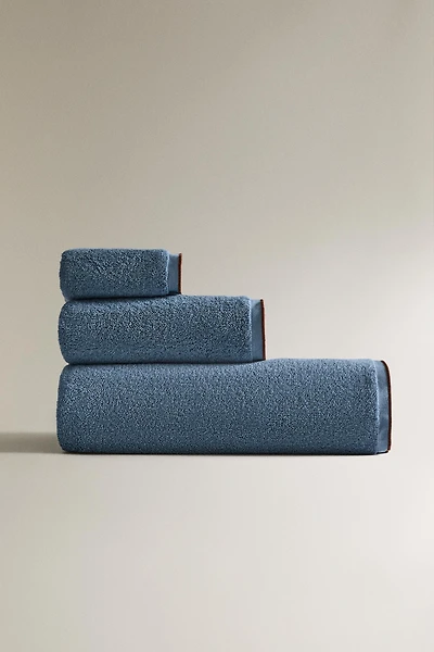 BATH TOWEL WITH CONTRAST STITCHING