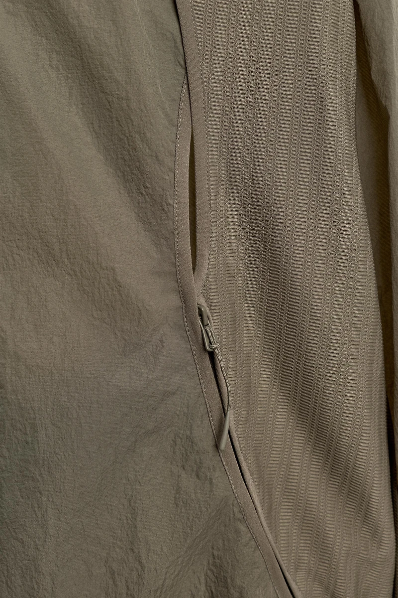 RUNNING WIND BREAKER WITH VENTS