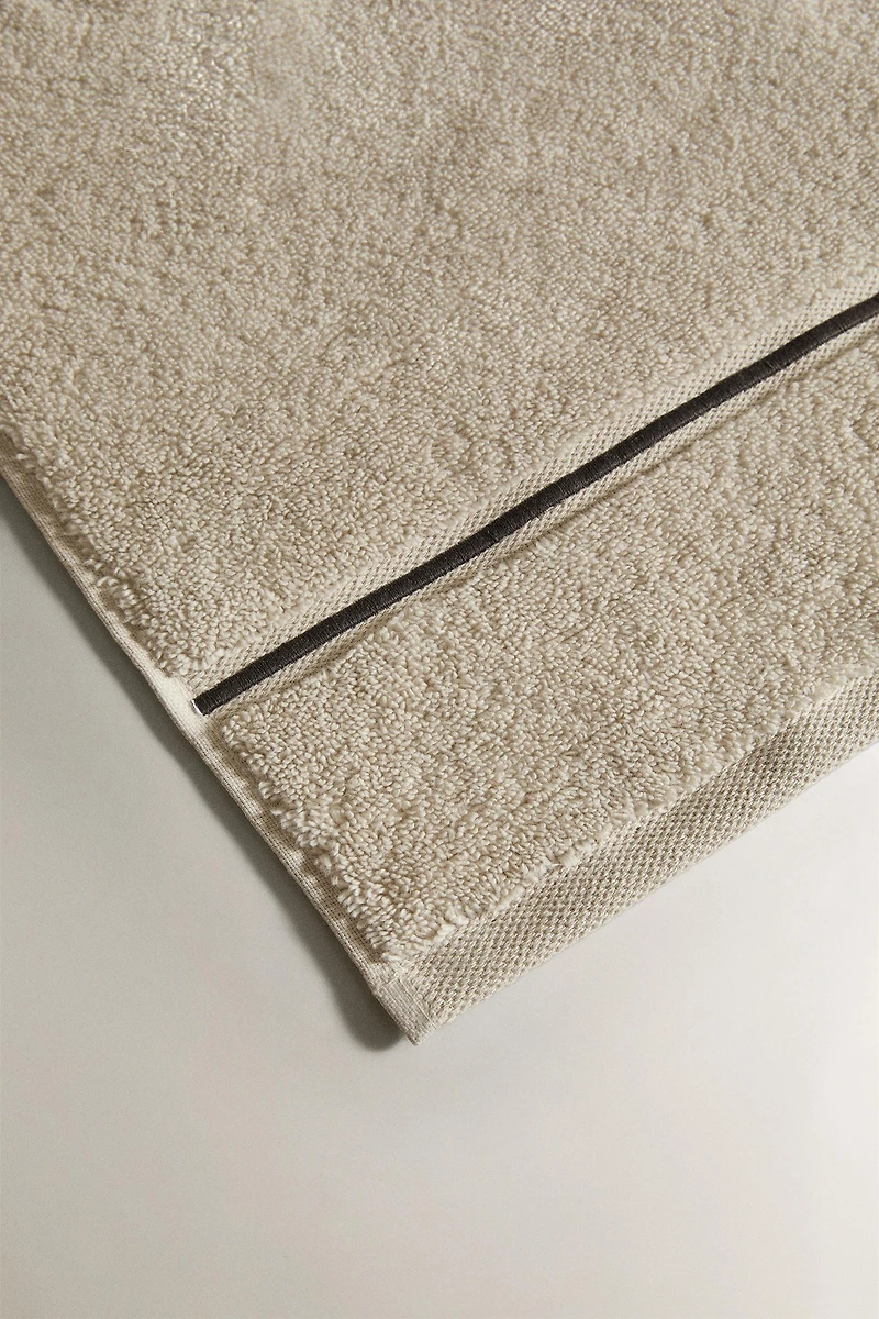 BATH TOWEL WITH EMBROIDERED SCALLOP