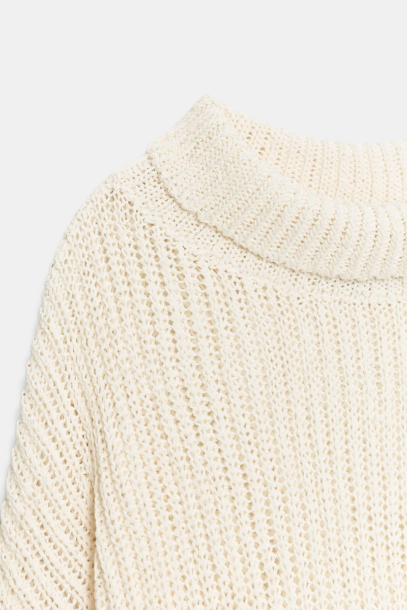 PULL COURT EN MAILLE À COL MONTANT