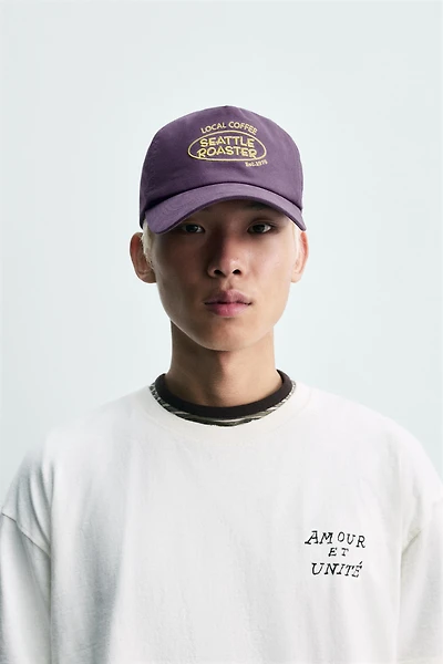 CASQUETTE DÉLAVÉE TEXTE BRODÉ CONTRASTE