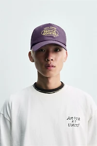 CASQUETTE DÉLAVÉE TEXTE BRODÉ CONTRASTE