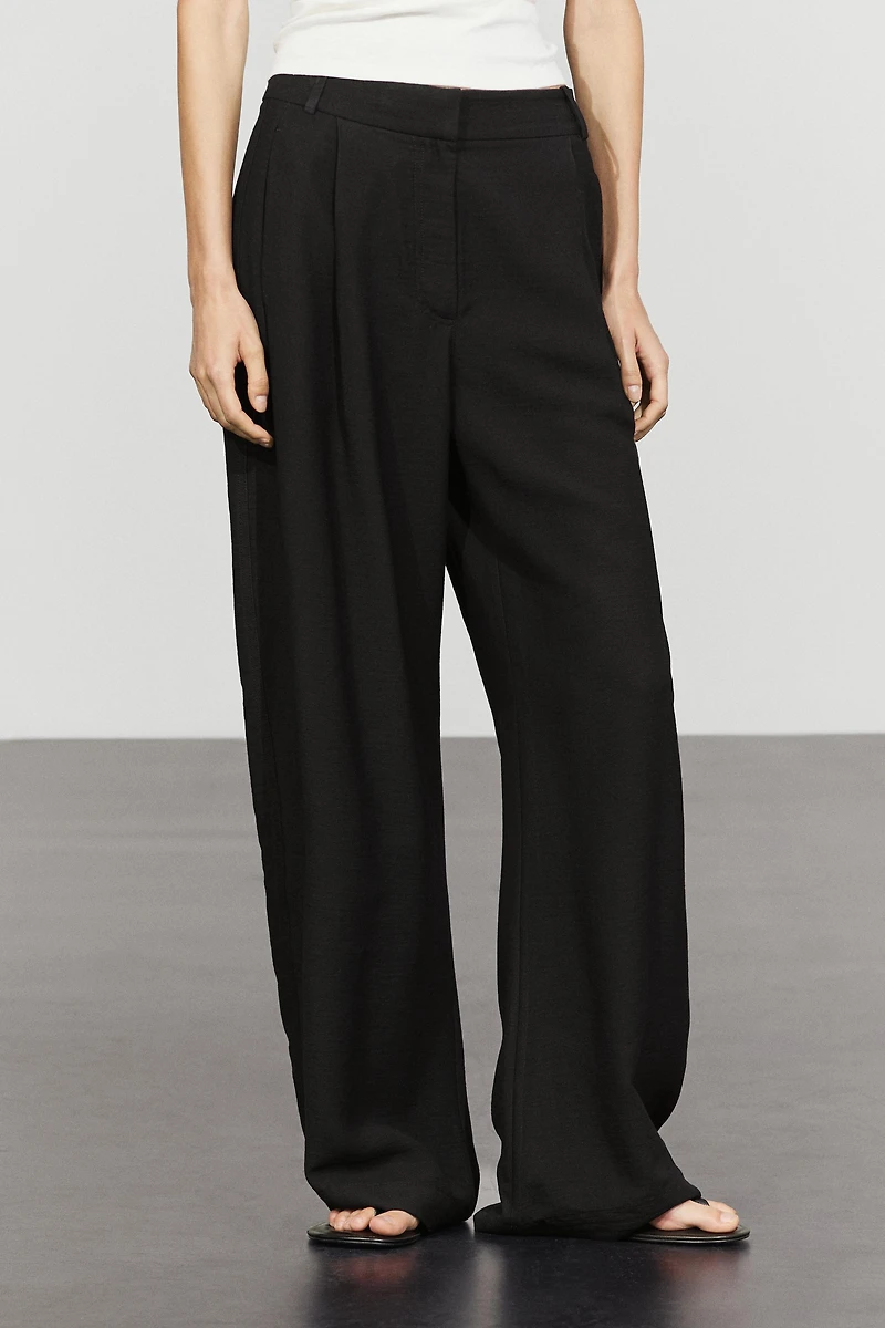 Pleated barrel fit pants