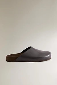 MINIMAL LEATHER CLOGS