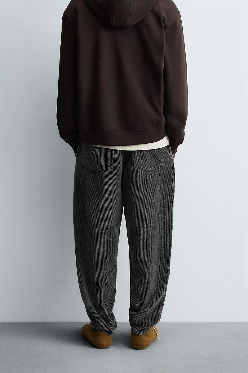 PANTALON CARROT FIT EN VELOURS CÔTELÉ