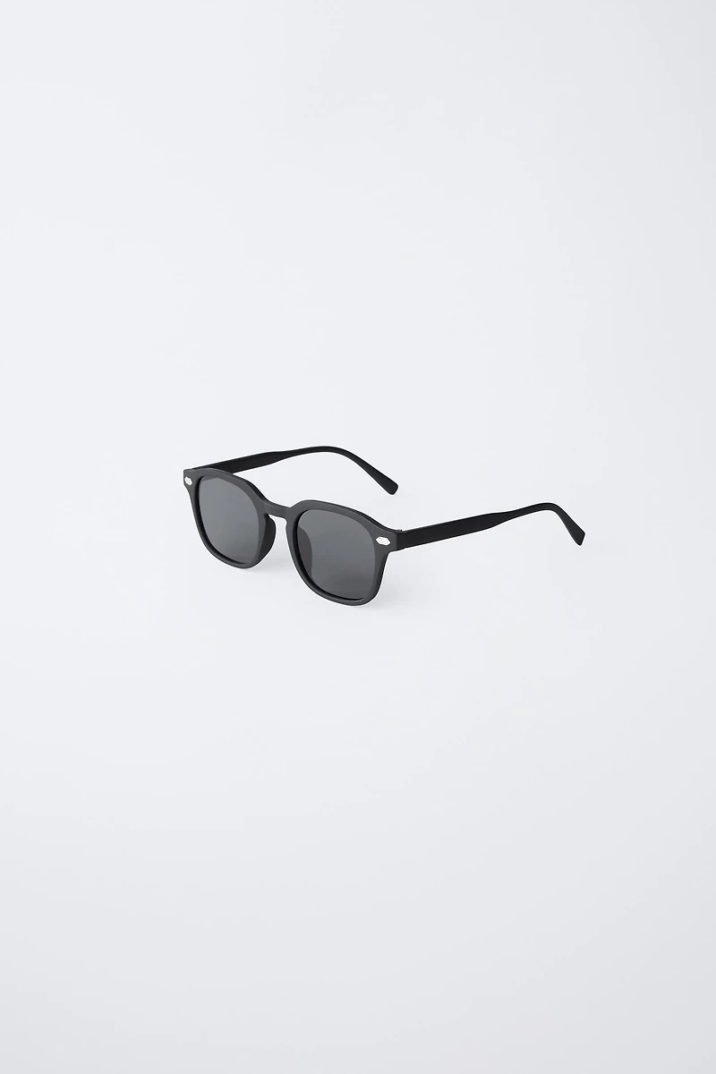 SUNGLASSES WITH RUBBERIZED FINISH