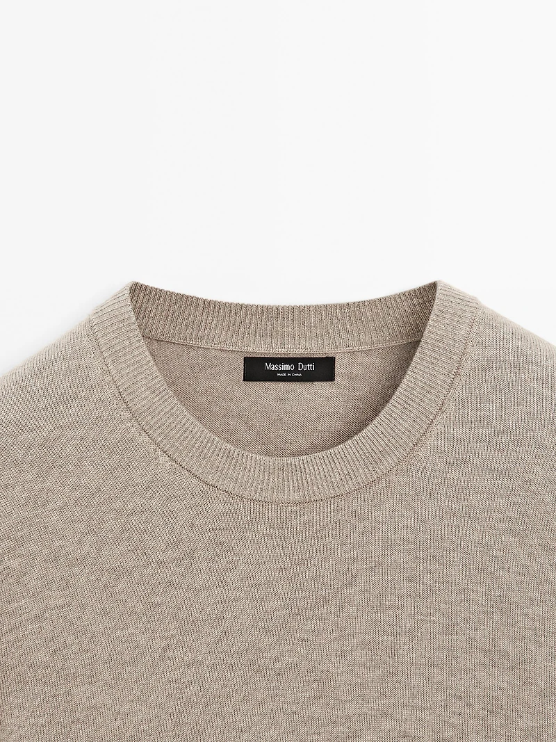 Crew neck knit sweater