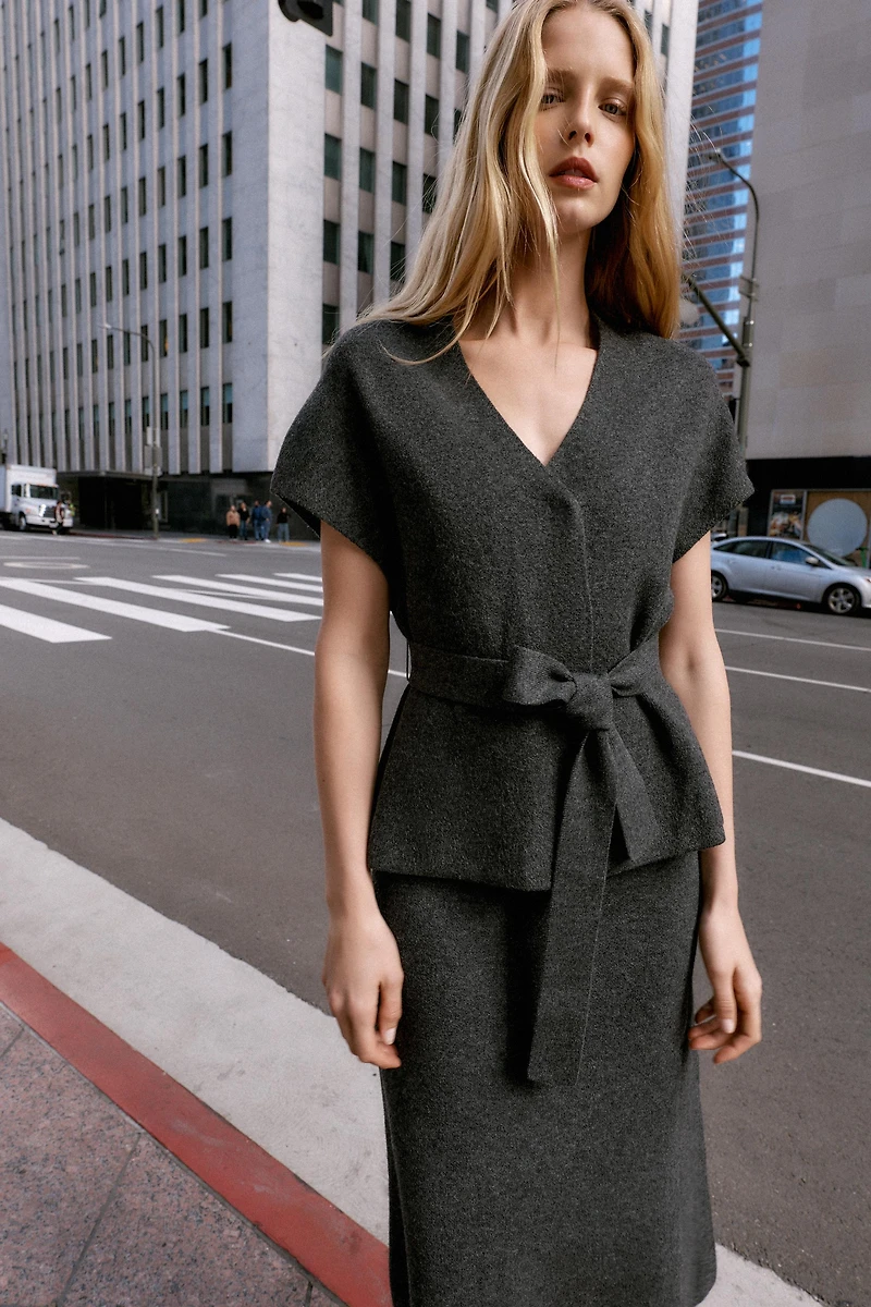 GILET EN MAILLE AVEC CEINTURE