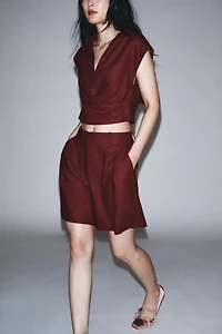 PLEATED LINEN BERMUDA SHORTS