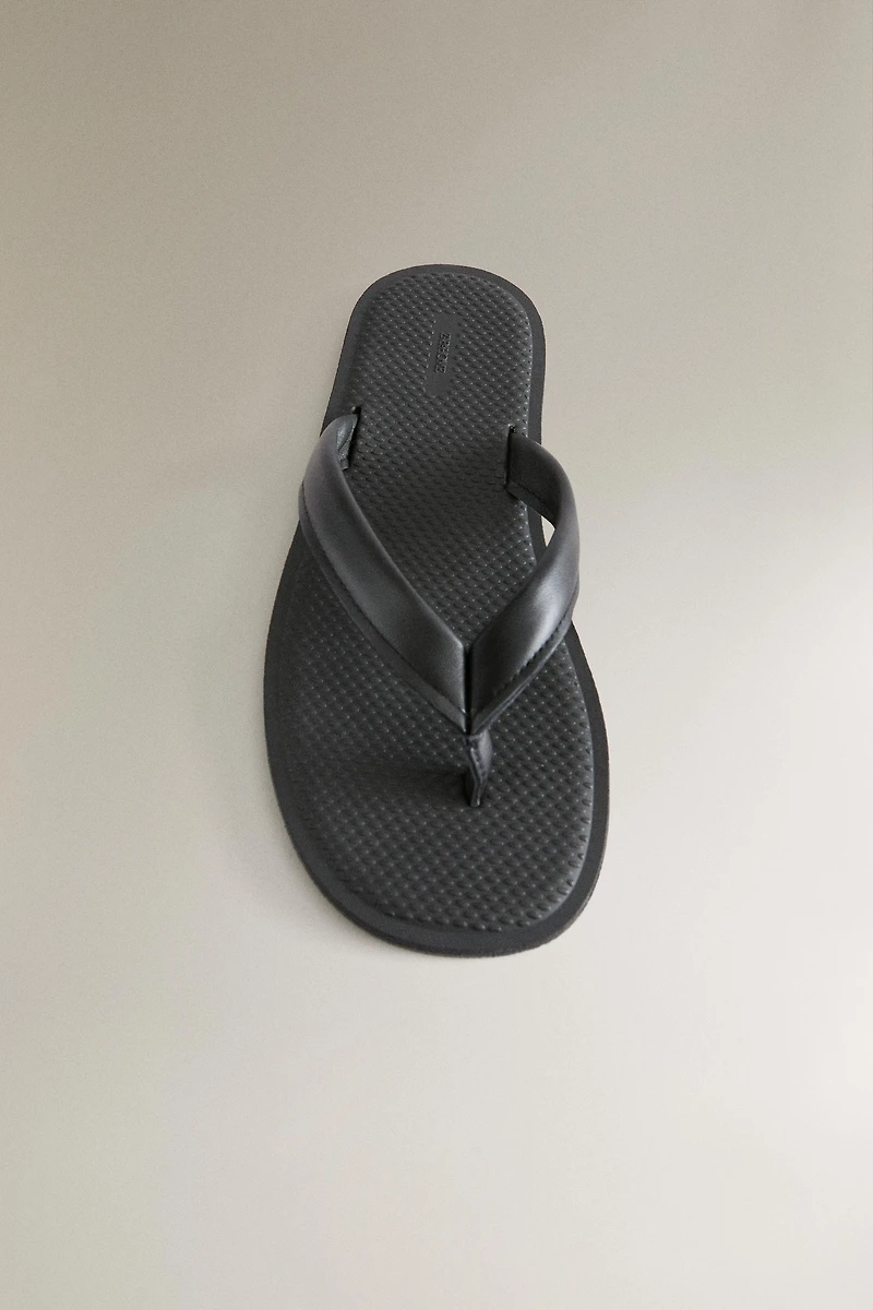 LEATHER TOE-STRAP SANDALS