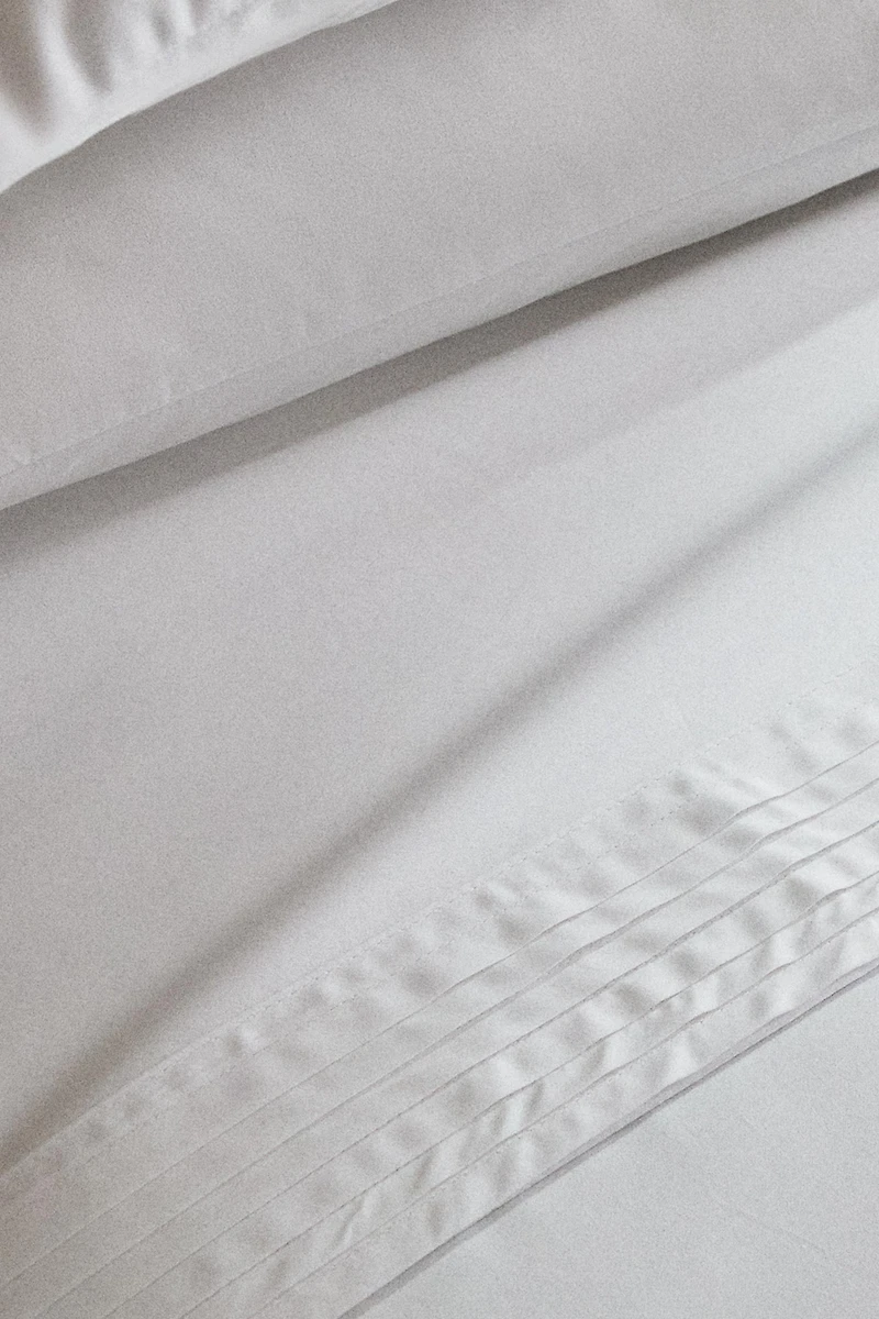 PLEATED COTTON SATEEN FLAT SHEET (400 THREAD COUNT)